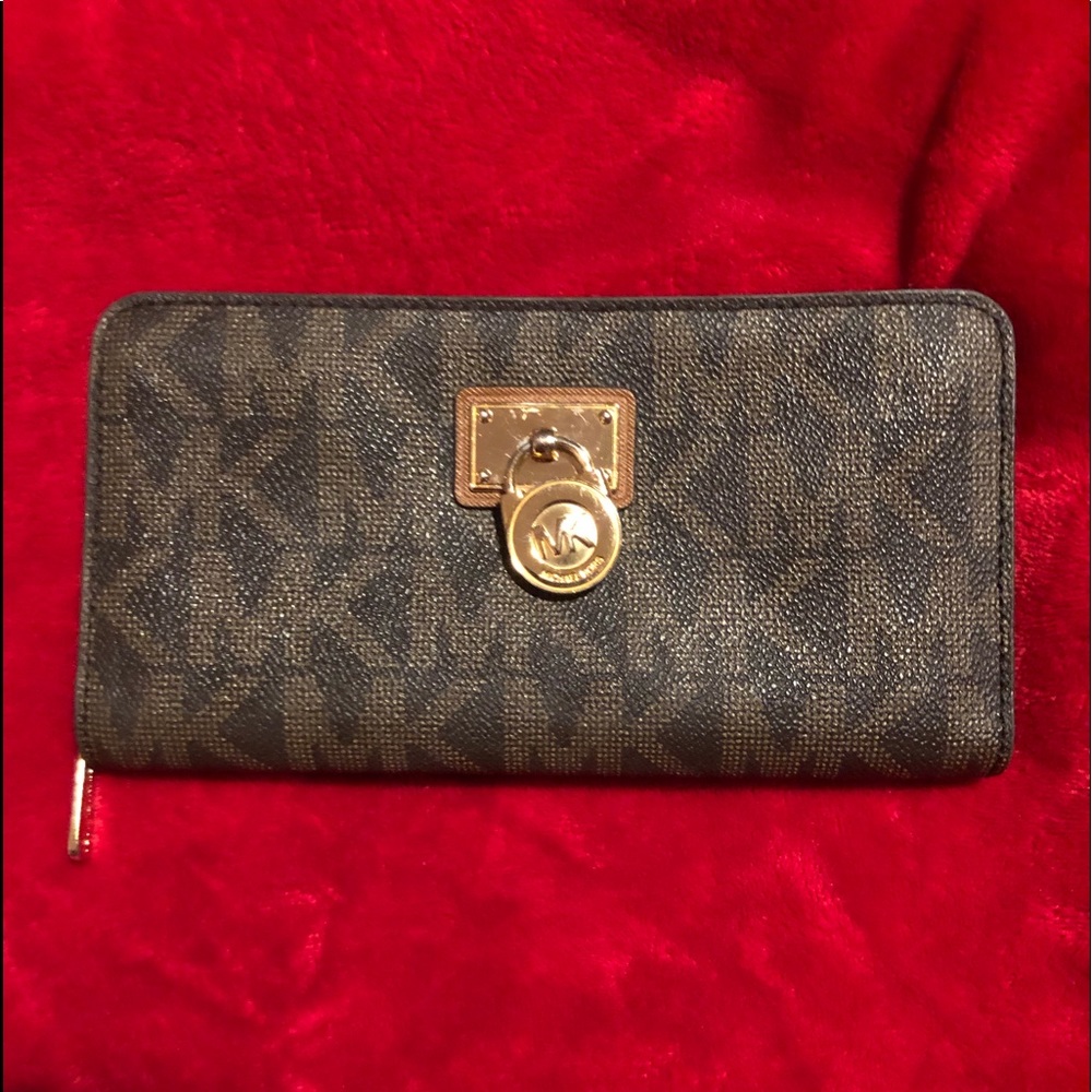 Michael Kors zip up full size wallet
